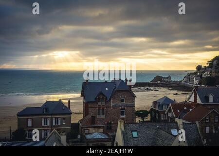 Pleneuf Val Andre Stadt und Strand Blick bei Sonnenuntergang, Bretagne, Frankreich Stockfoto