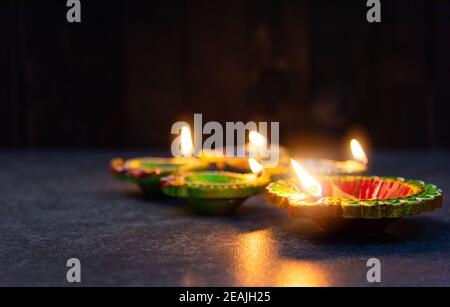 Der Ton zündete das Feuer schon auf Diya oder dem Öl an Lampe Stockfoto