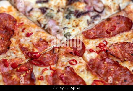 Hausgemachte Pizza. Eine wunderbare Mischung aus Aromen und Farben. Stockfoto