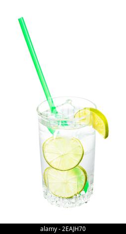 gin und Tonic Cocktail im Glas mit Limettenscheiben Stockfoto
