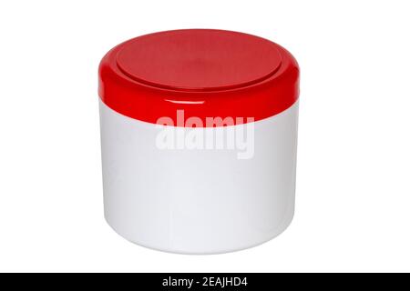 Nahaufnahme eines geschlossenen weißen Kunststoffbehälters oder Behälters für kosmetisches Gel oder Creme mit einer roten Kappe isoliert auf weißem Hintergrund. Leerer Raum. Makro. Stockfoto