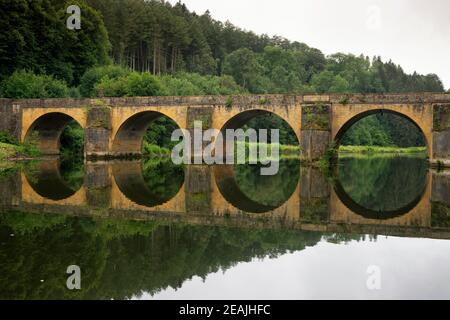 Brücke über den Semois Stockfoto