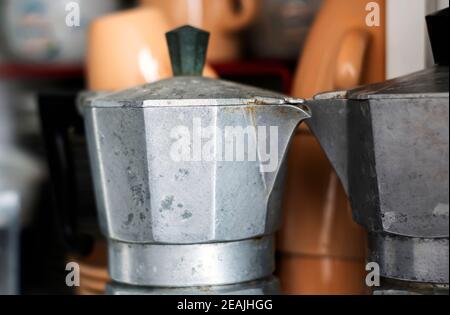 Nahaufnahme einer alten Kaffeekanne in einer Speisekammer. Stockfoto