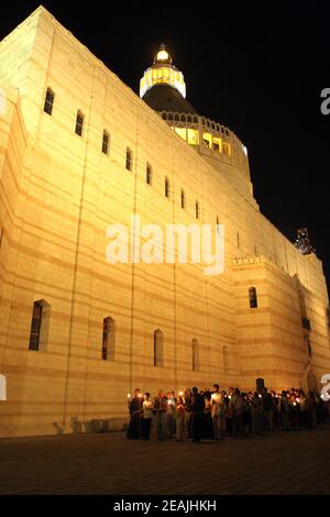 Jeden Freitag geht die Prozession durch die Straßen von Nazareth, von der Kirche des heiligen Josef bis zur Basilika der Verkündigung, Nazareth, Israel Stockfoto