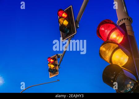 Ampel über der Stadtkreuzung Stockfoto