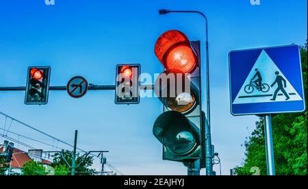 Ampel über der Stadtkreuzung Stockfoto