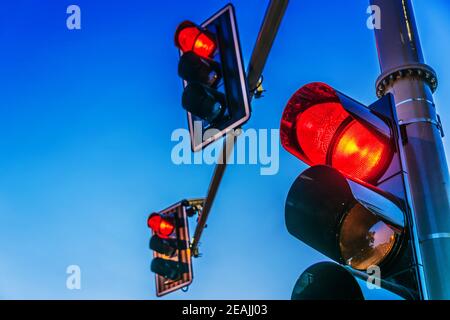Ampel über der Stadtkreuzung Stockfoto