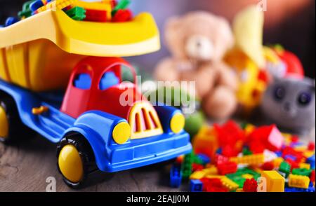 Bunte Plastik- und Plüschtiere in einem Kinderzimmer Stockfoto
