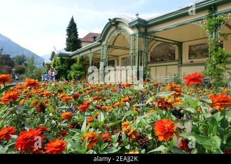 Blumenbeete im denkmalgeschützten Foyer an der Passer Promenade Stockfoto