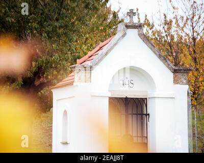 Kleine Kapelle in den Weinbergen im Burgenland Stockfoto