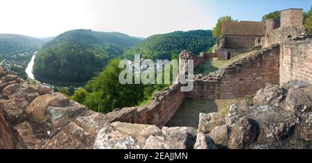 Blick von Lutzelborg ins Tal mit dem Dorf Stockfoto