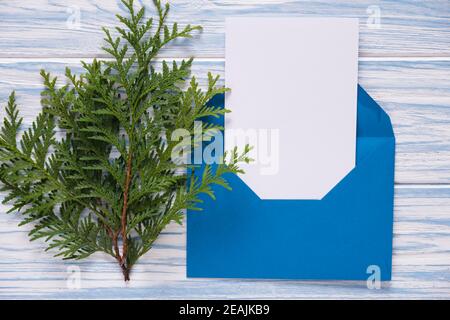 Leere Weihnachtskarte, Umschlag mit Briefvorlage. Mockup für saisonale Grüße. Stockfoto