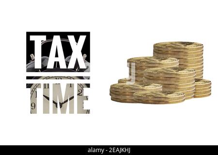 TAX TIME Text mit Münzen auf weißem Hintergrund. Business- und Double-Exposure-Konzept Stockfoto