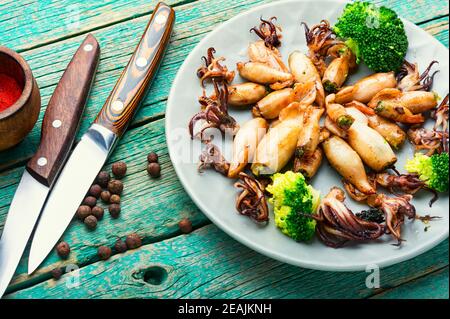 Gebackene Tintenfische mit Gemüse Stockfoto