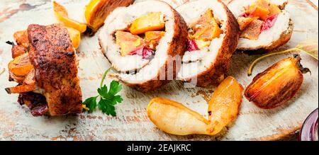 Hackbraten mit Kaki auf dem Teller Stockfoto