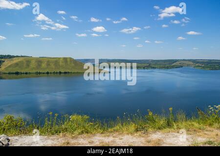 Schöner Panoramablick auf einen großen See zwischen den Hügeln An einem sonnigen Tag Stockfoto