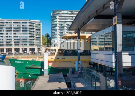 Die Sydney Ferry, Collaroy, liegt am Circular Quay und wartet darauf, dass die Passagiere an Bord gehen, bevor sie nach Manly, Australien, fahren Stockfoto