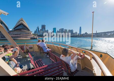 In der Nachmittagssonne sitzen die Leute auf dem Heck (hinten) des Oberdecks der Manly Ferry und tragen auf dem Weg nach Manly obligatorische Gesichtsmasken Stockfoto