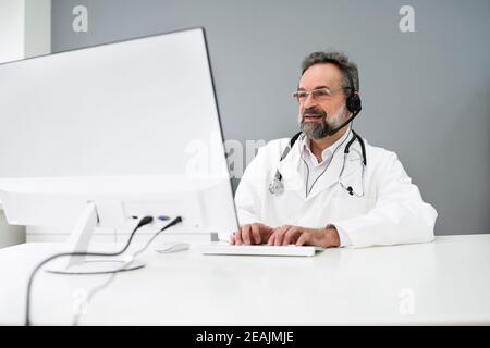 Ältere Ältere Mann Doktor Video Konferenz Stockfoto