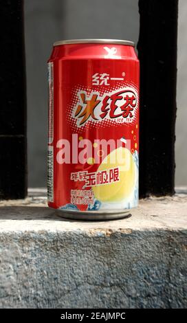 Eine ausrangierte Softdrink-Dose an einer Fabrikwand, Suzhou, Provinz Jiangsu, China, März 2008 Stockfoto