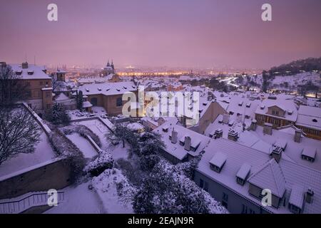 Stadtbild von Prag im Winter. Blick auf die verschneiten Dächer der Kleinseite bei Nacht. Stockfoto