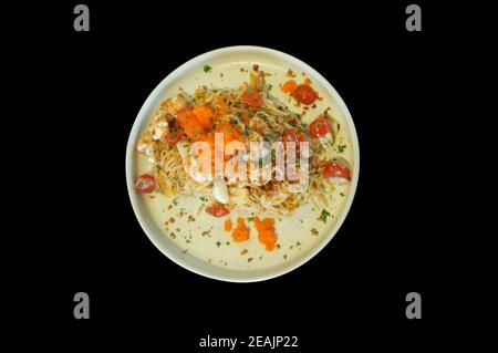 Spaghetti Ebiko, Topping mit Ebiko auf weißem Teller. Meeresfrüchte Stockfoto