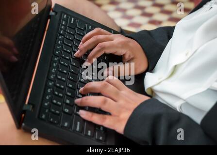 Auf einer Laptoptastatur tippen Stockfoto