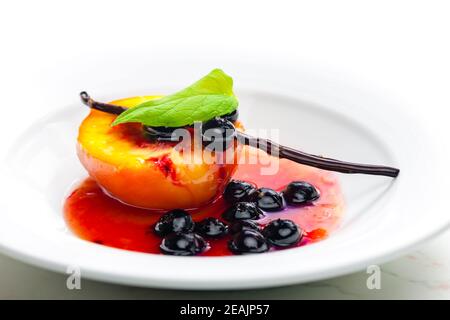 Detail von Karamellisiertem Pfirsich mit Blaubeeren Stockfoto