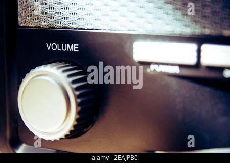 Lautstärkeregler an einem alten und Vintage-Analogradio. Nahaufnahme und Details. Speicherplatz Kopieren. Stockfoto