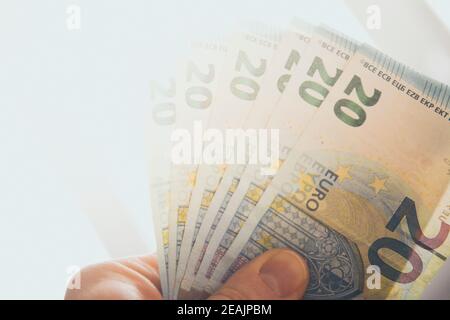 Handhaltung Spread out 20 Euro Banknoten gegen starke Sonneneinstrahlung Stockfoto