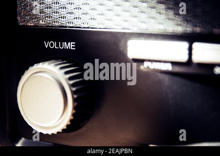 Lautstärkeregler an einem alten und Vintage-Analogradio. Nahaufnahme und Details. Speicherplatz Kopieren. Stockfoto