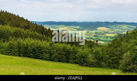 Valasske Prikazy und Studlov Dorf mit hügeliger Umgebung von der Wiese Balg Pozar Hügel Gipfel in Galle Karpaty Berge in der Tschechischen republik Stockfoto