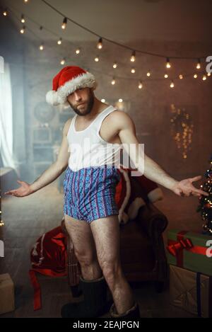 Schlechter schamloser weihnachtsmann in Unterhosen, Humor Stockfoto