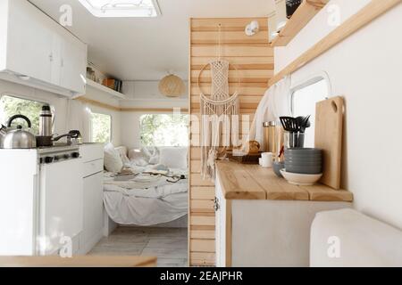 Camping in Anhänger, rv Küche und Schlafzimmer, niemand Stockfoto