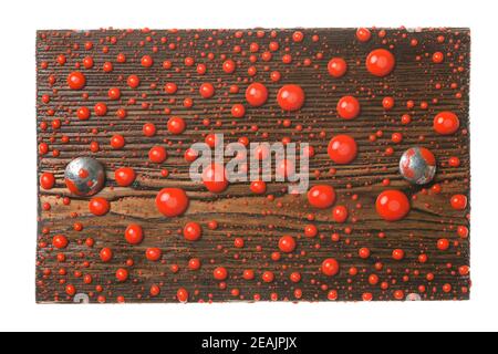 Natürlicher Rahmen von Plank mit metall schrauben in Tropfen roter Farbe. Isoliert Stockfoto