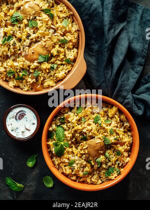 Pakistanischer Biryani-Reis mit Hühnchen, Draufsicht, vertikal Stockfoto