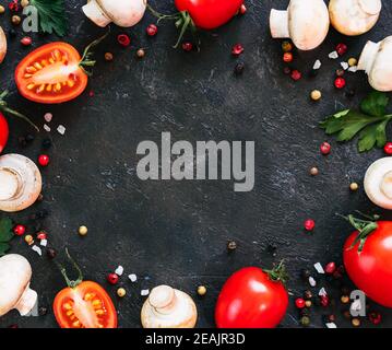 Lebensmittelzutaten auf schwarzem Hintergrund, Platz zum Kopieren Stockfoto