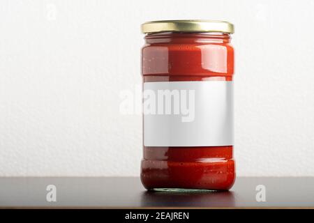 Tomatenmark Glas mit rundem Deckel auf schwarzem Tisch Modellreihe 262 Stockfoto