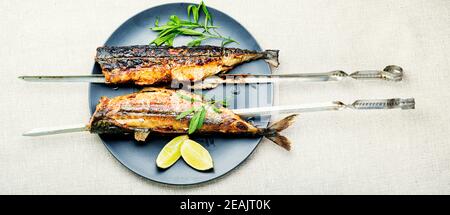 Fisch Kebab auf Spieße Stockfoto