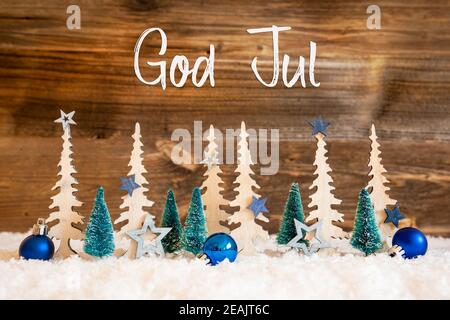 Baum, Schnee, Blauer Stern, Ball, Gott Juli Bedeutet Frohe Weihnachten, Holzhintergrund Stockfoto