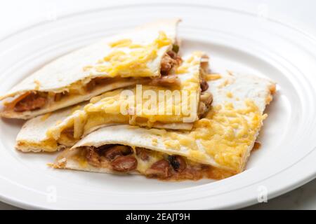 Quesadilla gefüllt mit Bohnen und Chedar-Käse Stockfoto