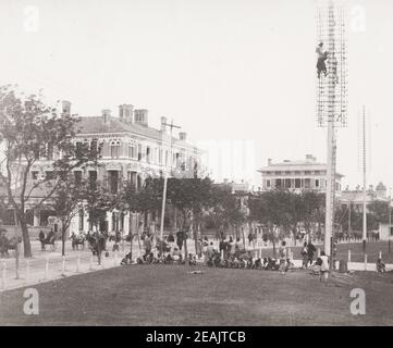 Fotografie aus dem späten 19. Jahrhundert - Aufbau von Telegrafenmasten und Drähten, The Bund, Shanghai, China. Stockfoto