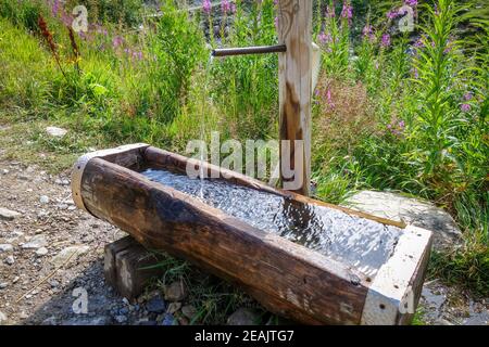 Bergquellenbrunnen in den französischen alpen Stockfoto