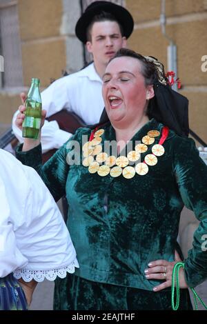 Teilnehmer in kroatische Nationaltracht aus dem Dorf Strosinci, während der Dakovacki vezovi (Dakovo Sommerfest) in Dakovo, Kroatien. Stockfoto