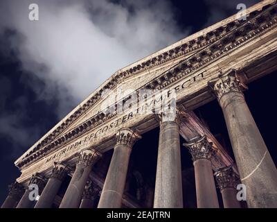 Das Pantheon in Rom in einer Winternacht Stockfoto