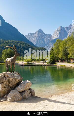 Den See und die Berge in der Nähe von Kranjska Gora Dorf im Triglav Nationalpark, Slowenien Stockfoto