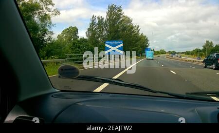 Überquerung der England-Schottland-Grenze bei Gretna 2015 Stockfoto