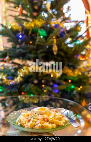 Traditioneller tschechischer Kartoffelsalat mit Weihnachtsbaum Stockfoto