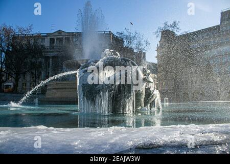 TRAFALGAR SQUARE LONDON, GROSSBRITANNIEN 10. FEBRUAR 2021. Eiszapfen hängen an den Skulpturen der Meerjungfrau an einem hellen, knusprigen Morgen an den Springbrunnen am Trafalgar Square, die gefroren sind, als London Temperaturen unter Null erlebt, nachdem starker Schnee eisige Temperaturen in vielen Teilen Großbritanniens und starke Winde in den südwestlichen Küstenregionen bringt. Credit amer ghazzal/Alamy Live News Stockfoto