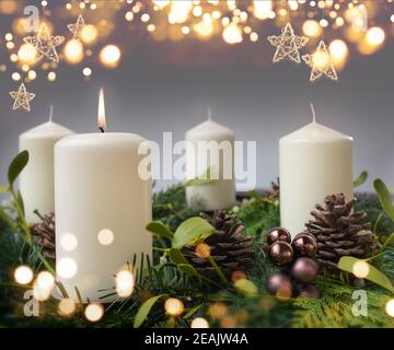 Eine brennende Kerze in der Adventszeit Stockfoto